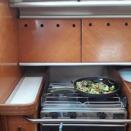 Sailboat For Sea Ride Or Instructor Class 船上ホテル ル・グロー・デュ・ロワ