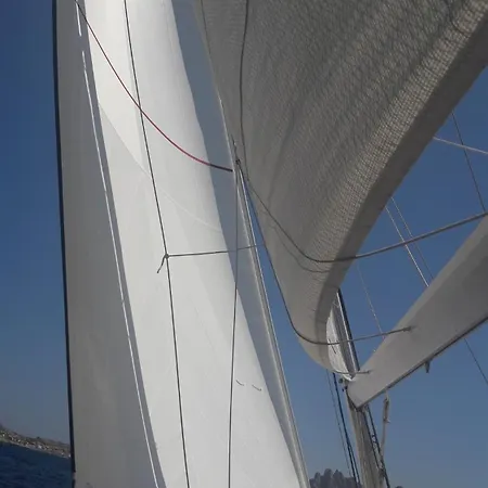 船上ホテル Sailboat For Sea Ride Or Instructor Class ル・グロー・デュ・ロワ