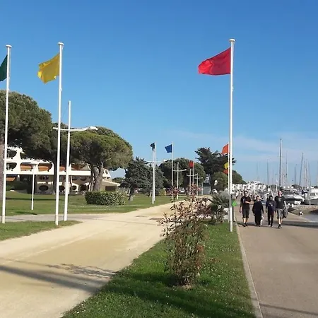 Sailboat For Sea Ride Or Instructor Class ル・グロー・デュ・ロワ